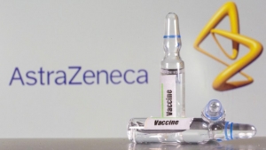 Vacuna de AstraZeneca, a revisi&oacute;n para mayores de 65