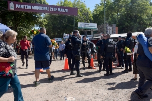 Dos personas detenidas, denuncias, y caos por ambulantes por celebraci&oacute;n del D&iacute;a de Muertos en panteones