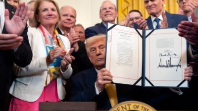 Trump firma Ley Antifentanilo e insiste que c&aacute;rteles controlan M&eacute;xico
