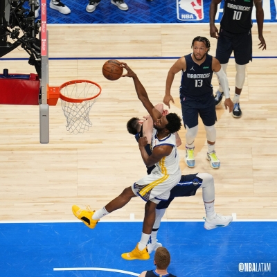 Golden State da golpe letal a Dallas para colocarse a un juego de la final de la NBA