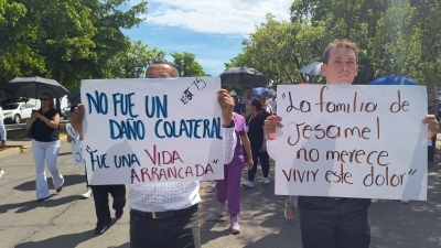 El magisterio est&aacute; de luto, exclam&oacute; una maestra en Palacio de Gobierno