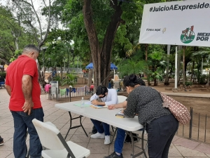 J&oacute;venes de Morena llevan recolectadas 13 mil firmas ciudadanas en busca de que se enjuicie a ex presidentes