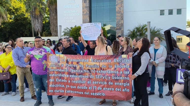 Padres de familia de las t&eacute;cnicas 50, 72 y 82 se plantan en la SEPyC por falta de luz