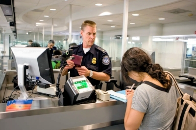 Nuevas medidas migratorias para salir e ingresar a EEUU deber&aacute;n entregar biom&eacute;tricos