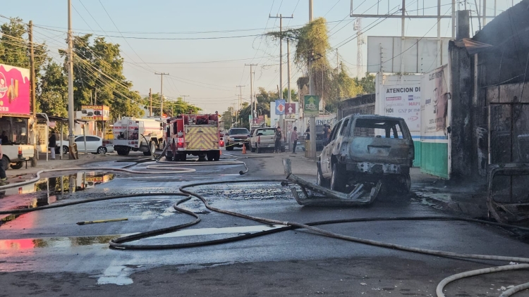 ¡VIERNES SANTO! Se incendian dos yonkes en la colonia Lombardo Toledano de Culiacán