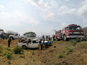 Tres hombre se vuelcan en una camioneta en la M&eacute;xico -15 al Norte de Culiac&aacute;n