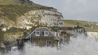 La tormenta "Ciar&aacute;n" impacta en Europa con vientos de 200 km/h y deja 7 muertos