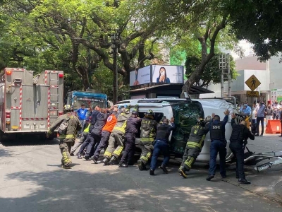Vuelca camioneta conducida por adulto mayor en la N&aacute;poles y lesiona a joven mujer