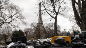 Huelga de recolectores ahoga en basura a París