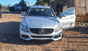 Distintas fuerzas especiales de seguridad recuperan un Mercedes Benz en Villa Ju&aacute;rez, Navolato