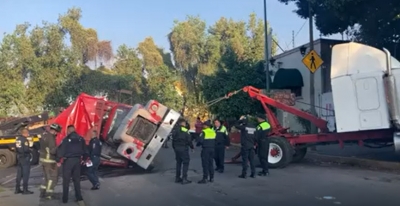 Vuelca tr&aacute;iler frente a la C&aacute;mara de Diputados: hay tr&aacute;fico sobre Congreso de la Uni&oacute;n