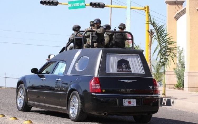 Comando armado roba cadáver de carroza fúnebre al salir de funeraria en Culiacán