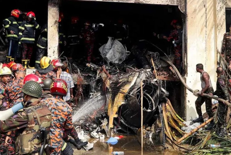 Bangladesh: 16 muertos, tras estrellarse en Dhaka un avi&oacute;n militar contra escuela