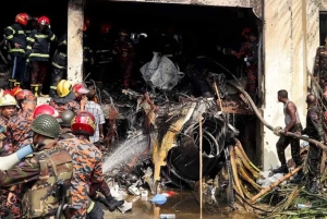 Bangladesh: 16 muertos, tras estrellarse en Dhaka un avi&oacute;n militar contra escuela