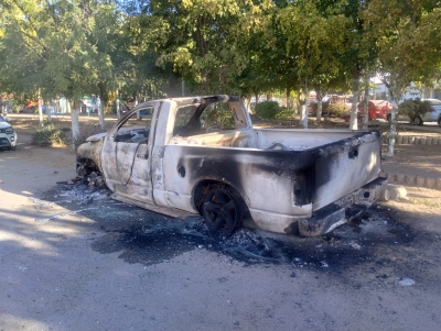 Polic&iacute;a registra incendio de camioneta en un parque del Fraccionamiento Santa F&eacute;, en Culiac&aacute;n