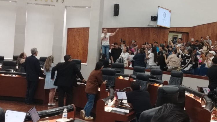 Grupo de choque irrumpe violentamente en el Congreso de San Luis Potos&iacute;; revientan sesi&oacute;n por "Ley Serrano"