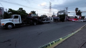 Queman dos veh&iacute;culos sobre la Calzada Aeropuerto, en Culiac&aacute;n