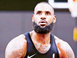 James renueva; extiende su contrato con Lakers