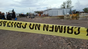 Asesinan y envuelven en pl&aacute;stico negro a un hombre; lo dejan en la Autopista Benito Ju&aacute;rez, en 'La Palma', Navolato
