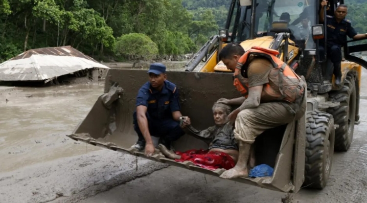 Avalancha de lodo y escombros en el Himalaya deja m&aacute;s de 90 muertos y 400 desaparecidos, en Nepal y T&iacute;bet