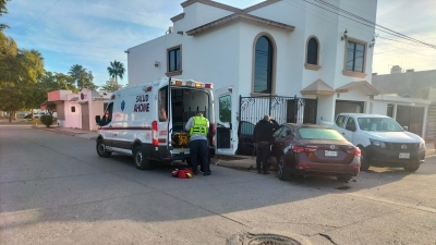 Fuerte accidente vial en la Colonia Los Cedros, en Los Mochis, deja a una mujer herida