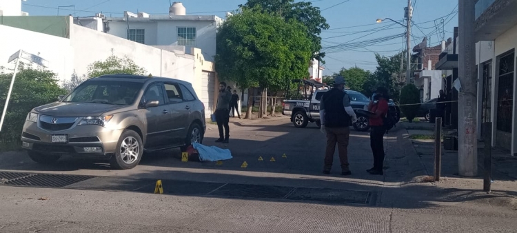 Matan a balazos a jefe del IMSS al salir de su casa en Culiacán