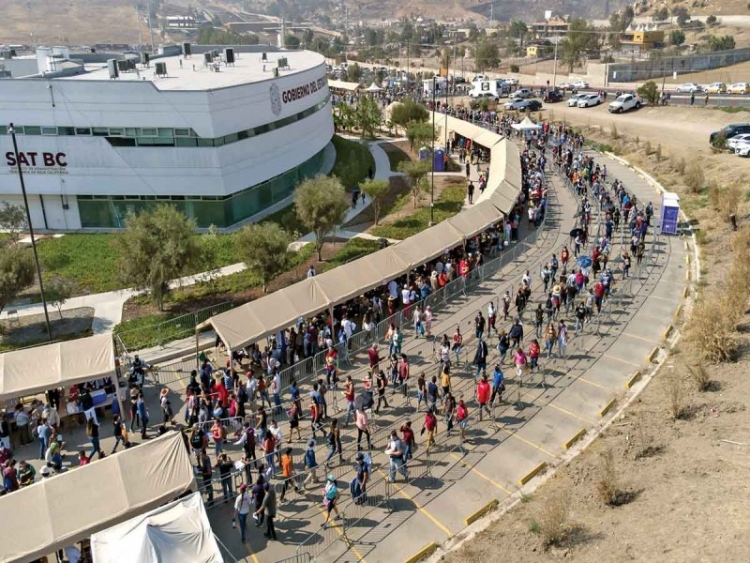 Largas filas en vacunaci&oacute;n masiva para mayores de 18 a&ntilde;os en baja California