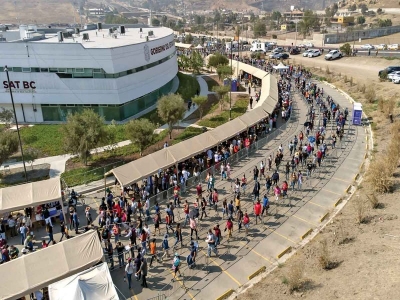 Largas filas en vacunaci&oacute;n masiva para mayores de 18 a&ntilde;os en baja California