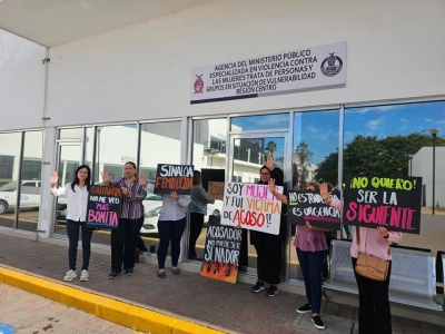 Mujeres de Fuerza y Corazón por México exigen un alto a la violencia contra las mujeres y las niñas, frente a la Fiscalía Especializada en Delitos de Violencia contra las Mujeres y Trata de Personas
