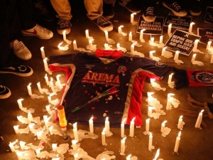 Minuto de silencio por muertos en estadio de Indonesia