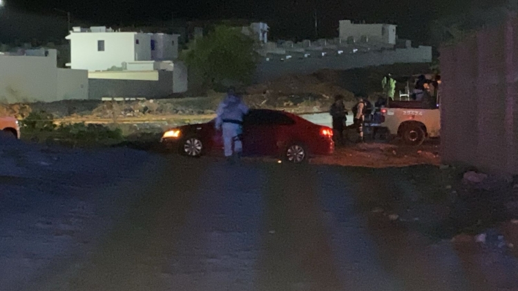 Asesinan a un hombre y dejan heridas de bala a dos hermanas en el interior de un veh&iacute;culo