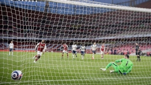 Se llev&oacute; el Arsenal el Derbi de Londres