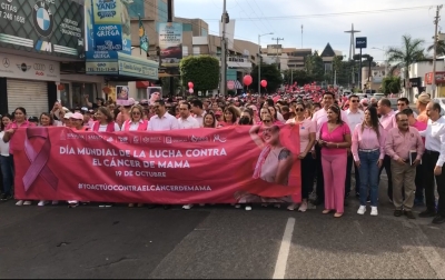 Mujeres y hombres de Culiac&aacute;n marchan contra el c&aacute;ncer de mama