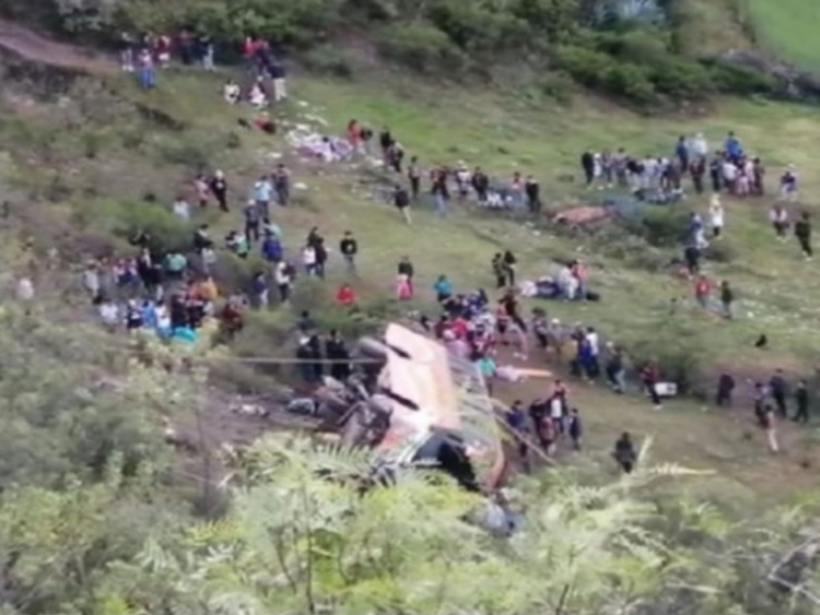 Autobús cae a abismo en Perú; hay al menos 11 muertos