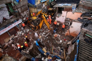 Al menos 11 muertos por derrumbe de edificio en India: 8 ni&ntilde;os entre las v&iacute;ctimas fatales