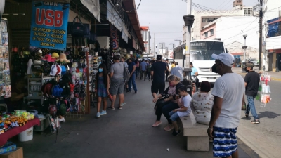 Peque&ntilde;os comerciantes esperan que las ventas repunten en Semana Santa