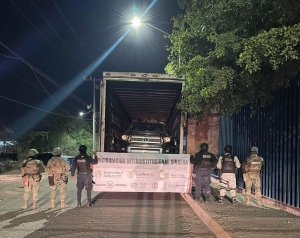 En Mojolo aseguran un tr&aacute;iler con una camioneta en su interior, ambas robadas