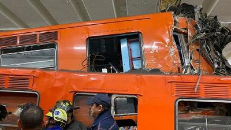 La fuerza del choque dej&oacute; uno de los trenes subido encima del otro en la estaci&oacute;n de metro de Tacubaya, seg&uacute;n im&aacute;genes de televisi&oacute;n.