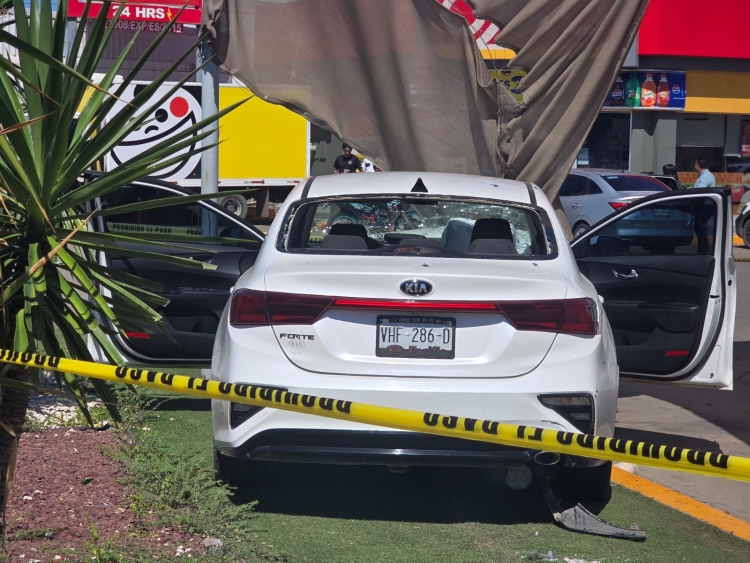 Asesinan a un conductor durante persecuci&oacute;n y termina impactado frente a gasolinera, en el sector Piggy Back, en Culiac&aacute;n