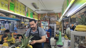 La inseguridad nos peg&oacute; m&aacute;s que la pandemia, se&ntilde;ala El&iacute;as del local Juguisimos del Mercado Garmendia