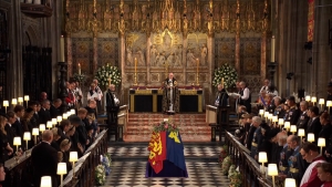 F&eacute;retro de reina Isabel II entra en la b&oacute;veda real en Windsor