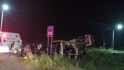 Vuelca autob&uacute;s con 44 jornaleros en el Valle del Carrizo, Ahome
