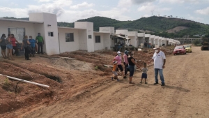 Desplazados piden al Gobernador que terminen bien las viviendas