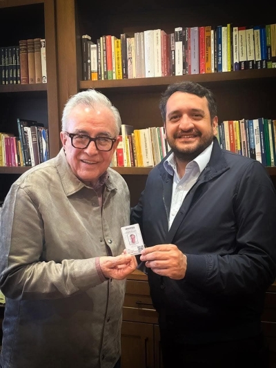 Recibe Rocha en su casa a Andr&eacute;s L&oacute;pez Beltr&aacute;n, y le muestra su credencial de afiliaci&oacute;n al partido