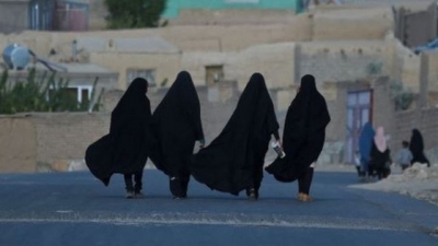 Talibanes imponen reglamento a afganas para poder ir a la universidad