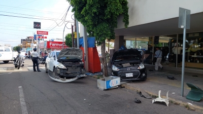 Tres adolescentes son embestidos por un auto que participa en choque, en Culiacán