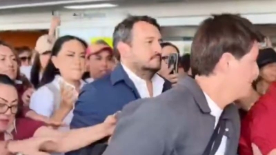 Abuchean a Andy L&oacute;pez Beltr&aacute;n durante su llegada al aeropuerto en Chihuahua