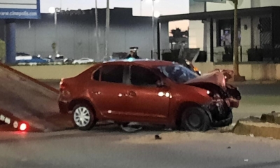 Mujer choca su auto contra un poste en la madrugada, frente a la SEPyC