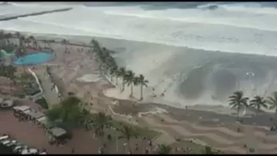 Una ola gigante deja un saldo de tres muertos y 17 heridos en playa de Sud&aacute;frica