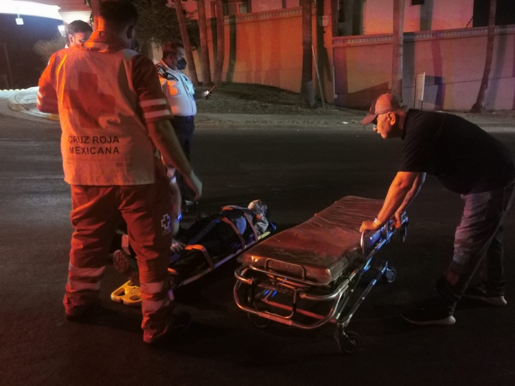 Entre la vida y la muerte se debate un motociclista tras derrapar sobe la avenida Obregón, en Culiacán